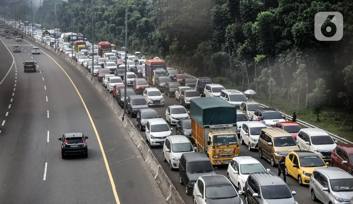 Kendaraan wisatawan terjebak penutupan jalur Puncak akibat sistem satu arah di Tol Jagorawi, Pandansari, Bogor, Jawa Barat, Minggu (19/9/2021). Pemberlakuan sistem satu arah menggantikan penerapan ganjil genap guna mengurai kepadatan di kawasan Puncak. (merdeka.com/Iqbal S. Nugroho)