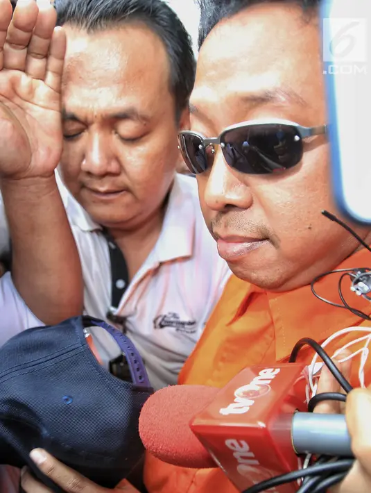 Ketua Umum PPP, Romahurmuziy dengan rompi tahanan meninggalkan gedung KPK, Jakarta, Sabtu (16/3). Romahurmuziy yang terjerat Operasi Tangkap Tangan (OTT) di Surabayapada Jumat (15/3) pagi itu ditahan KPK. (Liputan6.com/Faizal Fanani)