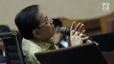 Terdakwa dugaan korupsi proyek e-KTP, Setya Novanto menjawab pertanyaan saat menjadi saksi pada sidang lanjutan di Pengadilan Tipikor, Jakarta, Kamis (22/3). Sidang mendengar kesaksian terdakwa. (Liputan6.com/Helmi Fithriansyah)