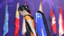 Tunggal putri, Ruselli Hartawan, tampak kecewa usai dikalahkan tunggal Malaysia, Kisona Selvaduray, pada laga final Bulutangkis di SEA Games 2019 di Multinlupa Sports Complex, Senin (9/12). Ruselli meraih perak setelah kalah dengan skor 22-20, 14-21 dan 13-21. (Bola.com/M Iqbal Ichsan)