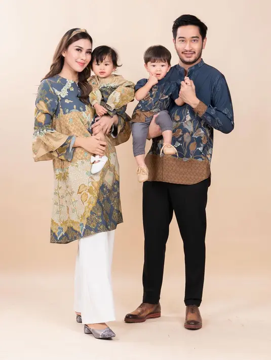 <p>Gaya Lebaran 2021 Syahnaz dan Ritchie tampil lebih semarak dengan outfit etnik modern. (Foto: Instagram @ritchieismail)</p>