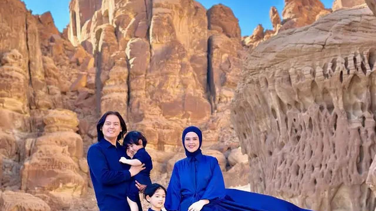 6 Gaya Keluarga Good Looking Roger Danuarta dan Cut Meyriska Lakoni Pemotretan di Al Ula, Kompak Serba Biru