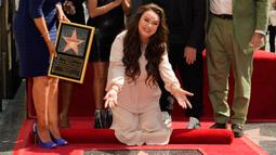Reaksi penyanyi sekaligus aktris Sarah Brightman setelah peresmian bintang barunya di Hollywood Walk of Fame, Los Angeles, California, Amerika Serikat, 6 Oktober 2022. Sarah Brightman menerima bintang Hollywood Walk of Fame atas kontribusinya pada teater dan pertunjukan. (AP Photo/Chris Pizzello)