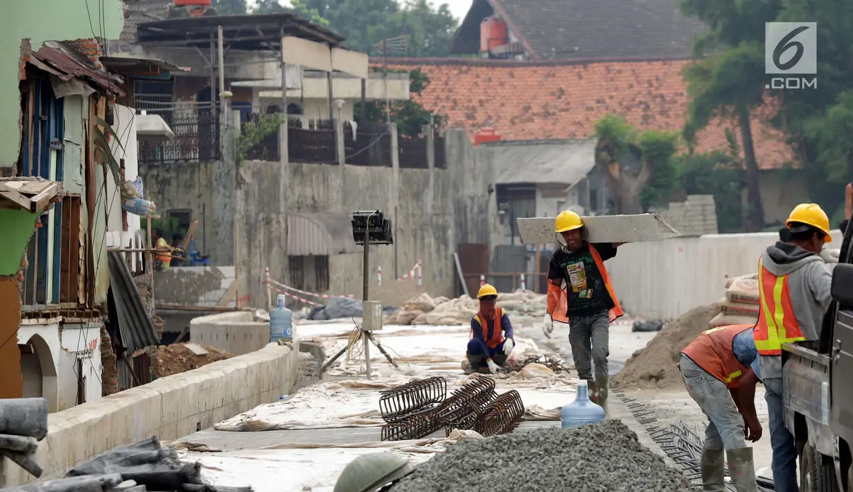 Suasana proyek normalisasi sungai Ciliwung di kawasan Bukit Duri, Jakarta, Minggu (5/11). Ketua BBWSCC, Teuku Iskandar mengatakan pengerjaan normalisasi sungai Ciliwung sudah selesai 11 kilometer atau sekitar 61 persen. (Liputan6.com/Johan Tallo)