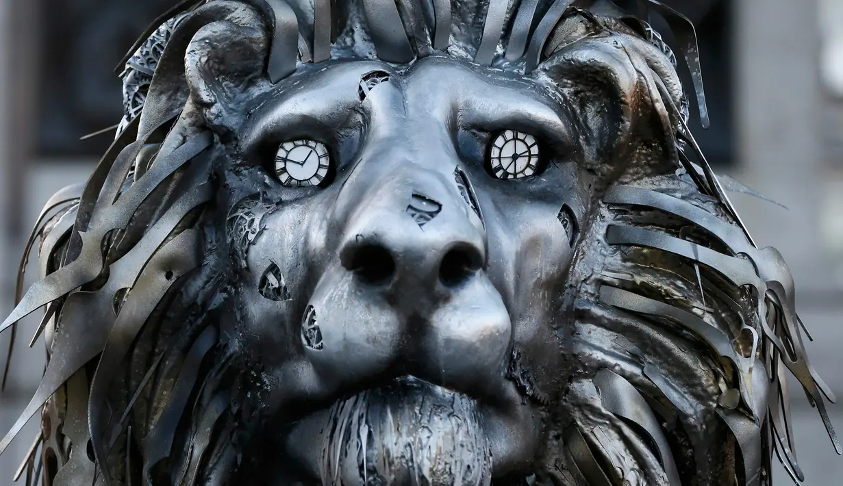 Sebuah patung singa terpampang di Trafalgar Square, London, Inggris, (28/1).  Patung singa ini dibuat dan dipasang oleh National Geographic. (REUTERS / Stefan Wermuth)