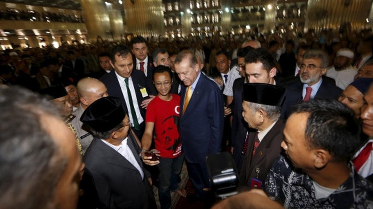 Usai jumatan di Masjid Istiqlal, Presiden Turki diajak selfie jemaah