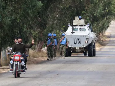 Sebuah kendaraan pengangkut personel Pasukan Sementara PBB di Lebanon (UNIFIL) berpatroli di dataran Lebanon selatan di wilayah Khiam di perbatasan dengan Israel pada 10 Oktober 2023. (JOSEPH EID/AFP)
