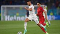 Leonardo Spinazola menyisir pertahanan Turki saat melawan Timnas Italia di Euro 2020 (AFP)