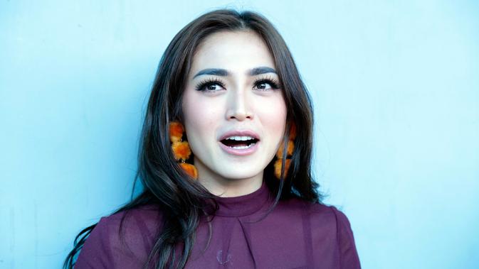 Tulis Kata  Bismillah Jessica  Iskandar  Ditanya Soal Mualaf 