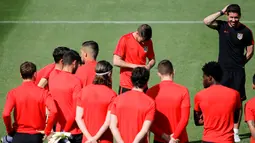 Pelatih Atletico Madrid, Diego Simeone (kanan) saat memimpin latihan punggawa Atletico Madrid di Majadahonda, Spanyol, (26/04/2016). Atletico Madrid siap menjamu Bayern Munich di stadion Vicente Calderon. (REUTERS/Sergio Perez)