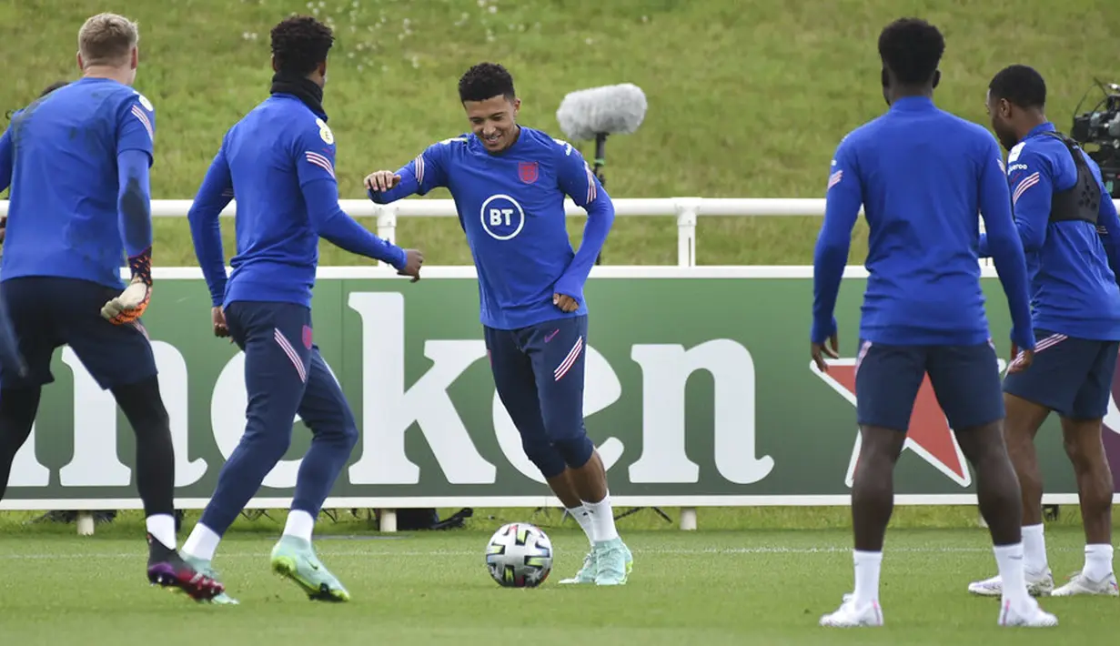 Pemain Inggris Jadon Sancho (tengah) saat sesi latihan di St George's Park, Burton upon Trent, Inggris, Senin (5/7/2021). Inggris akan melawan Denmark pada pertandingan semifinal Euro 2020. (AP Photo/Rui Vieira)