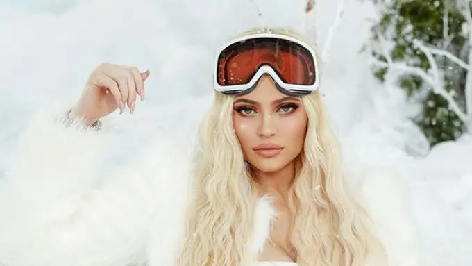 Makeup Meriah di Akhir Tahun ala Kylie Jenner