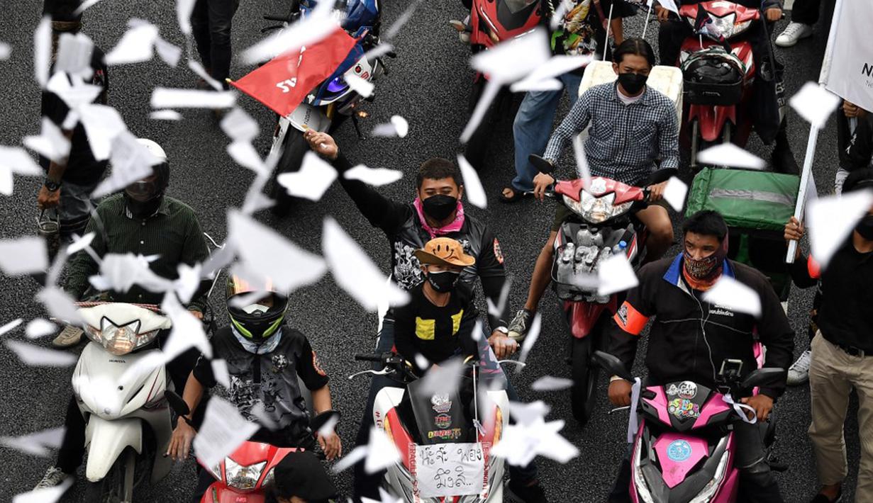 Demonstran melakukan konvoi saat berunjuk rasa di Bangkok, Thailand, Jumat (10/9/2021). Demonstran mendesak Perdana Menteri Thailand Prayut Chan-O-Cha mengundurkan diri atas penanganan pemerintah terhadap COVID-19 dan pembebasan tahanan politik. (LILLIAN SUWANRUMPHA/AFP)