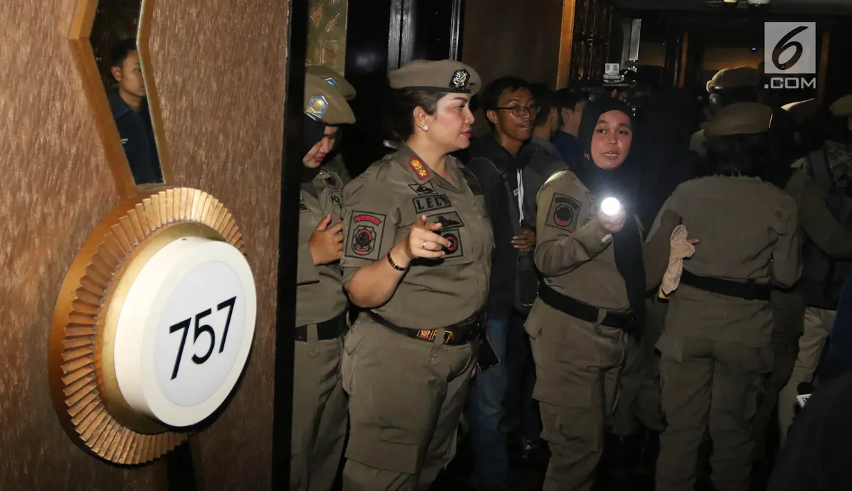 Sejumlah petugas Satpol PP wanita menutup Sense Karaoke di Mangga Dua Square, Jakarta, Kamis (19/4). Pemprov DKI Jakarta menutup Sense Karaoke setelah adanya penggerebekan dan penggeledahan di lokasi. (Liputan6.com/Arya Manggala)