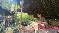 Wanita Suku Punan Batu saat berada di pondok yang semuanya terbuat dari hasil hutan. (foto: Abdul Jalil)