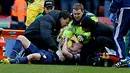 Perawatan terhadap Phil Jones setelah ditandu dari lapangan karena mengalami cidera pada pertandingan sepak bola Liga Inggris antara Stoke City vs Manchester United di Stadion Britannia, Stoke on Trent (01/02/14). (AFP/Andrew Yates)