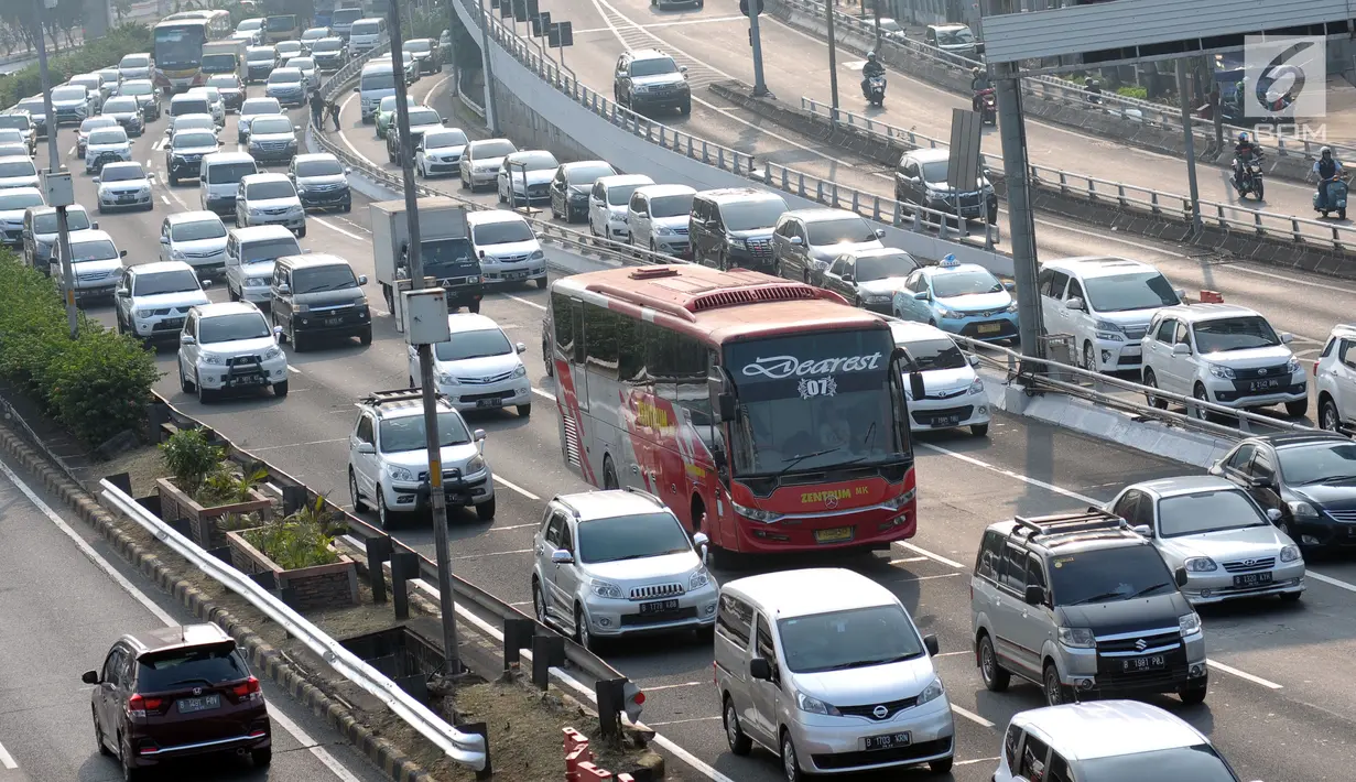 Sejumlah kendaraan melintasi ruas tol dalam kota arah Cawang, Jakarta, Sabtu (9/6). H-6 Hari Raya Idul Fitri 1439 H, ruas tol dalam kota Jakarta masih terlihat padat. (Liputan6.com/Helmi Fithriansyah)