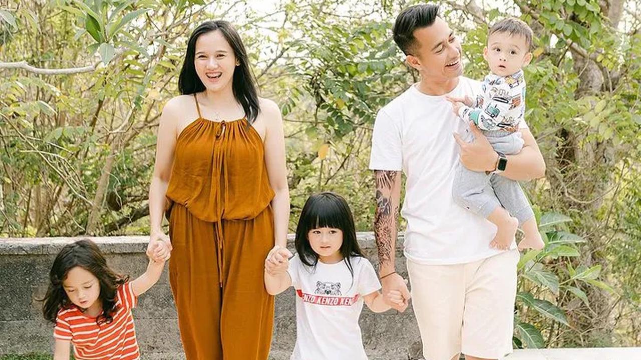 Ada juga yang salfok dengan penampilan cantik istri Eza Gionino, Meiza Aulia Coritha.<br>
