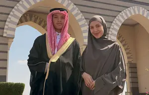 Ratna Galih Bangga Dampingi Anak Wisuda di Arab Saudi