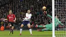 Proses terjadinya gol yang dicetak gelandang Tottenham, Son Heung-Min, ke gawang Southampton pada laga Premier League di Stadion Wembley, London, Rabu (5/12). Tottenham menang 3-1 atas Southampton. (AFP/Ian Kington)