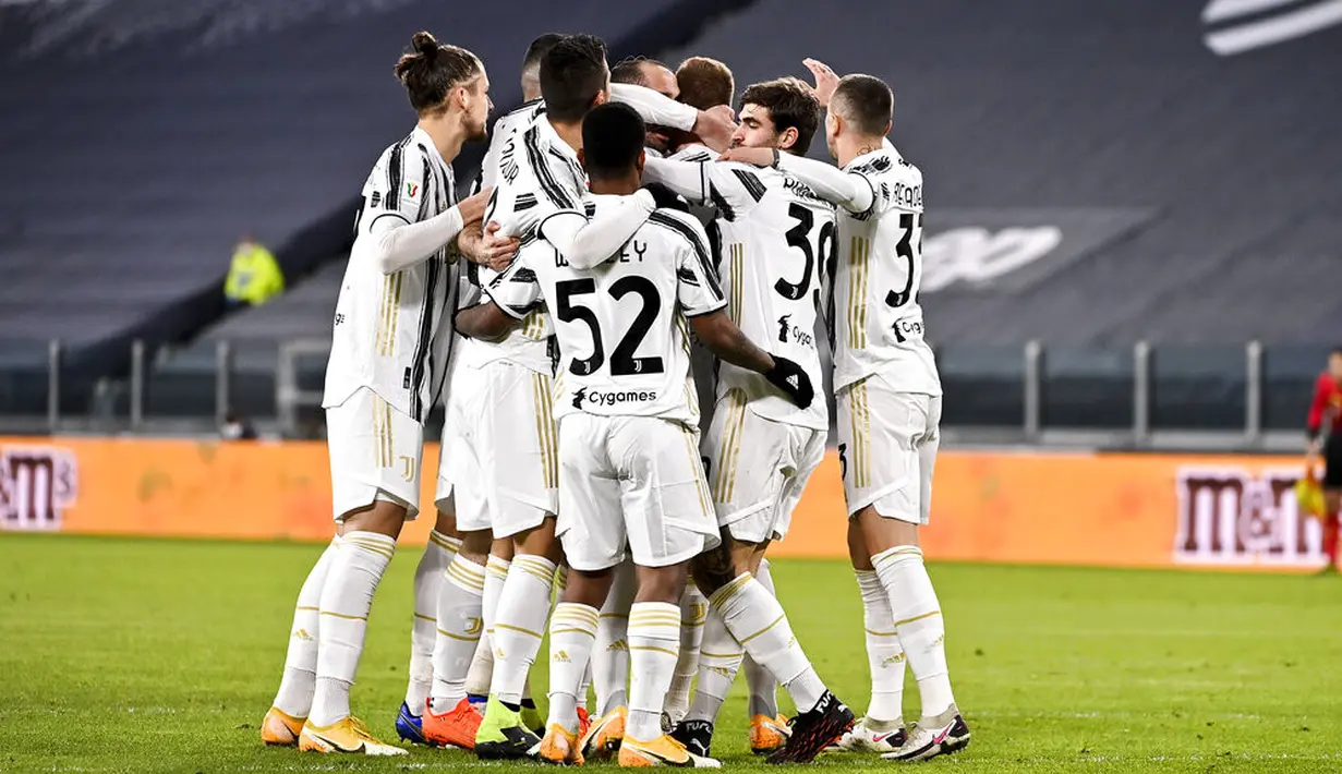 Pemain Juventus Dejan Kulusevski merayakan golnya ke gawang Genoa pada pertandingan babak 16 besar Coppa Italia di Allianz Stadium, Turin, Italia, Rabu (13/1/2021). Juventus melaju ke perempat final usai menaklukkan Genoa 3-2. (Marco Alpozzi/LaPresse via AP)