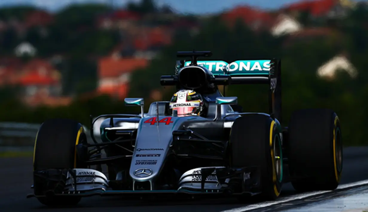 Pebalap Mercedes, Lewis Hamilton, menjadi yang tercepat dalam latihan bebas pertama F1 GP Hungaria di Sirkuit Hungaroring, Budapest, Jumat (22/7/2016). (Bola.com/Twitter/F1)