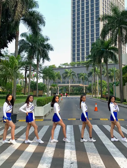 Fuji bersama temannya saat masih menjadi anggota cheerleader. Penampilan Fuji mencuri perhatian.[Instagram/fuji_an]