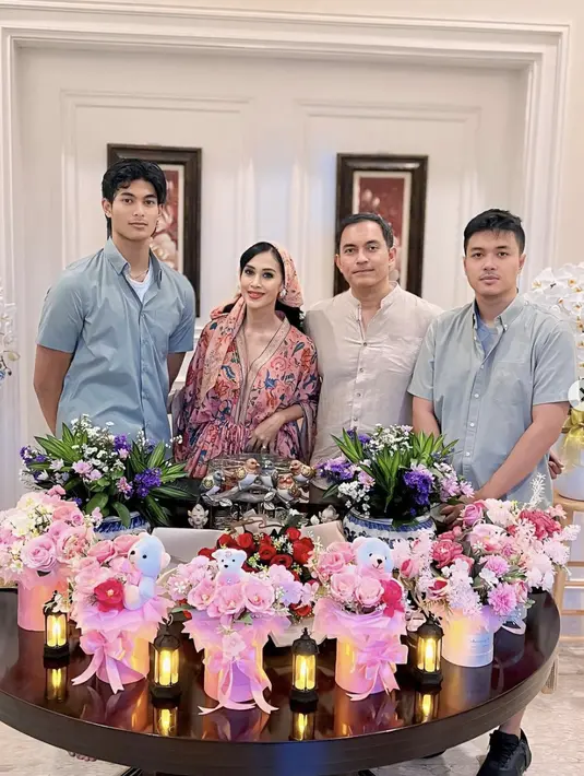 Kaftan dengan aksen corak juga membuat nuansa semarak pada OOTD nya. [Foto: Instagram/ Diah Permatasari].