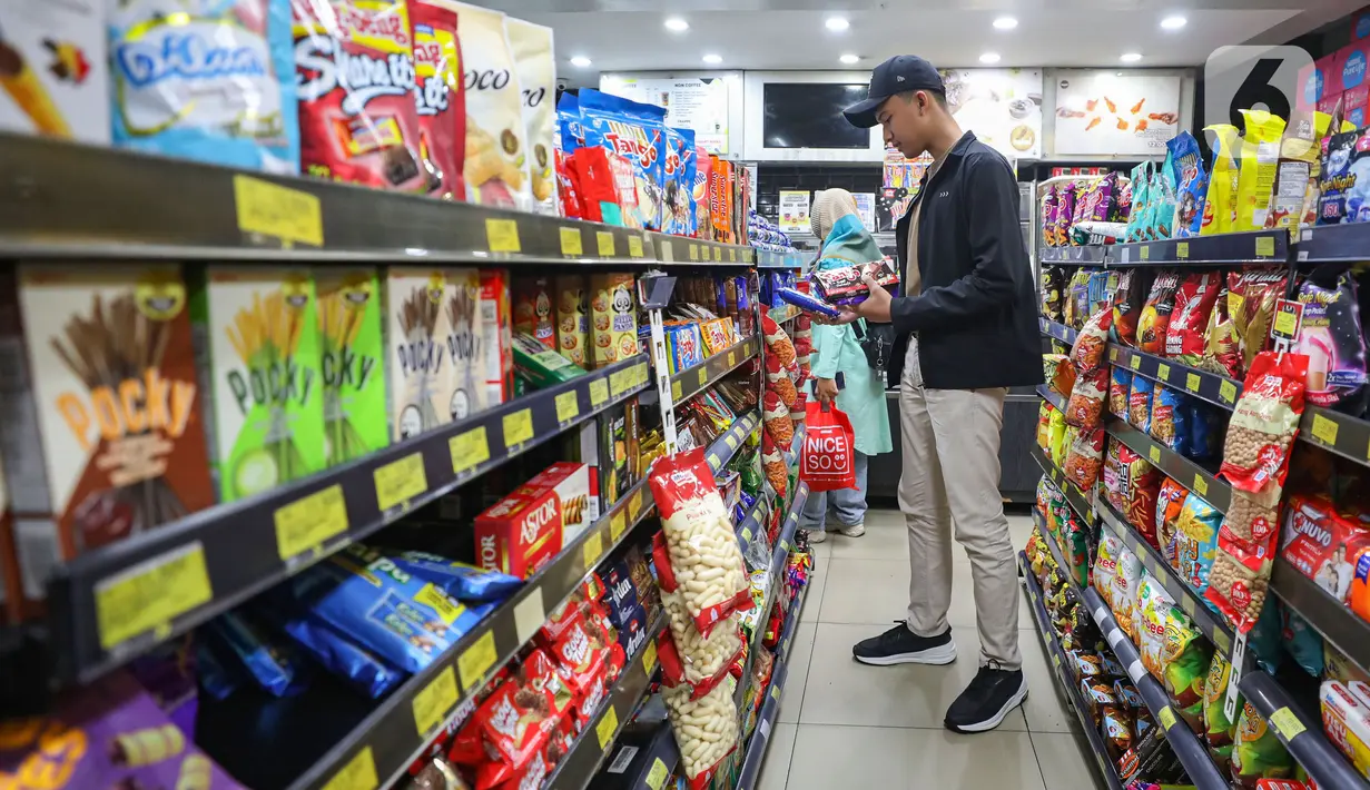 Pengunjung memilih produk makanan dan minuman di salah satu gerai ritel di Jakarta, Sabtu (4/1/2025). (Liputan6.com/Angga Yuniar)