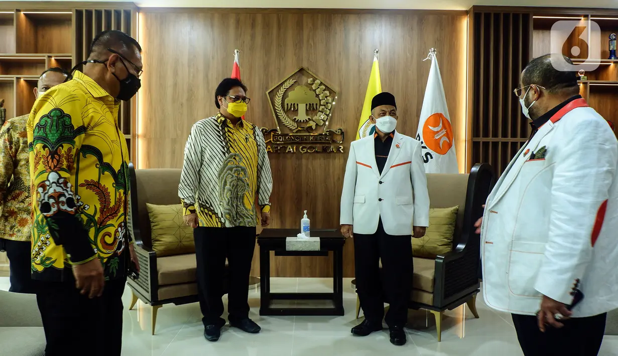 Ketua Umum Partai Golkar Airlangga Hartanto menyambut kedatangan Presiden Partai Keadilan Sejahtera (PKS) Ahmad Syaikhu saat pertemuan di DPP Partai Golkar, Jakarta, Kamis (29/4/2021). (Liputan6.com/Johan Tallo)