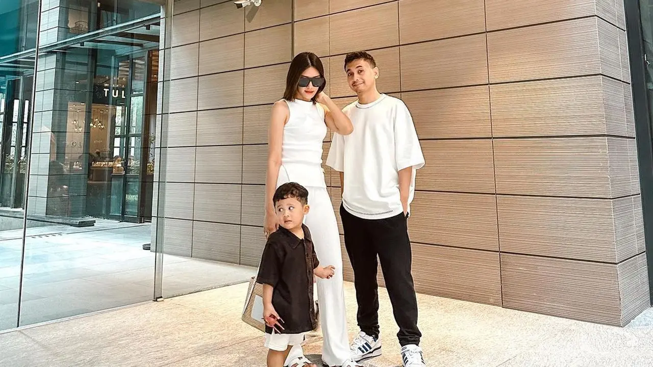 Potret  Anissa Aziza Istri Raditya Dika, Ibu Dua Anak yang Langsing Bak Gadis