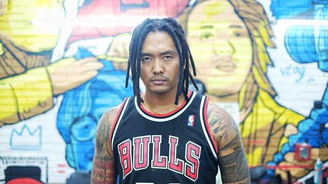 6 Potret Gaya Rambut Gimbal Uus Komika, Sudah Jadi Impian Sejak Kuliah