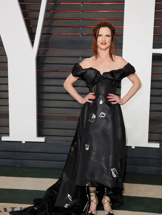 Aktris Juliette Lewis saat berpose di  pesta Piala Oscar 2016, Beverly Hills, California, Minggu (28/2). (REUTERS / Danny Moloshok)