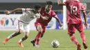 Pemain tengah Timnas U-17 Indonesia, M Hanif Ramadhan (tengah) berebut bola dengan M Abdalla Aldarmaki (Uni Emirat Arab) pada laga Kualifikasi Grup C Piala Asia U-17 2023 di Stadion Pakansari, Kab. Bogor, Jawa Barat, Rabu (5/10/2022). Laga kedua tim berlangsung sengit dan berakhir untuk keunggulan Timnas U-17 Indonesia dengan skor 3-2. (Liputan6.com/Helmi Fithriansyah)