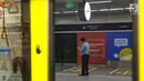 Penumpang menunggu kereta MRT pada hari pertama fase operasi secara komersial (berbayar) di Stasiun MRT Bundaran HI, Jakarta, Senin (1/4). PT MRT Jakarta mulai memberlakukan fase operasi secara komersial (berbayar) dengan potongan harga 50 persen selama April 2019. (Liputan6.com/Johan Tallo)