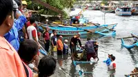 Banjir menerjang Sungai Kaliyasa, Cilacap dan menyeret 50-an kapal, 1 Januari 2018. (Foto: Liputan6.com/Muhamad Ridlo)