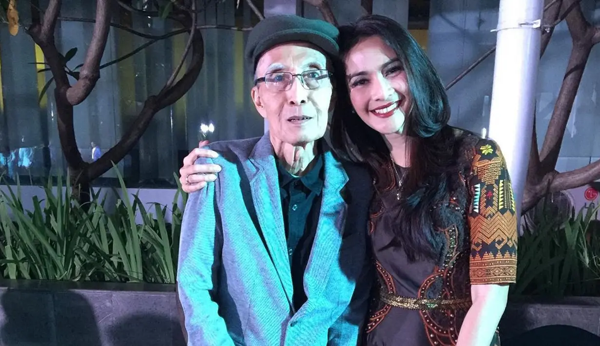 “Pada Suatu Hari Nanti. Sapardi Djoko Damono. Dan hari itu telah tiba. 'Don’t be sad that he is gone. Be happy that he was here', Itu yang dikatakan @eddy_mm saat menghiburku yang sedari pagi tersedu-sedu menerima berita duka itu,” ungkap Maudy Koesnaedi. (Instagram/maudykoesnaedi)