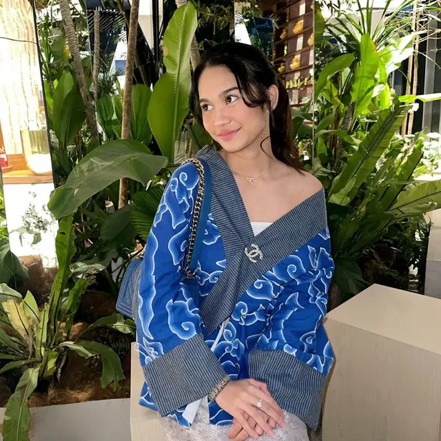 Dikira Netizen Pemberian Arhan, Ini 6 Potret Azizah Salsha Pakai Kalung Inisial A