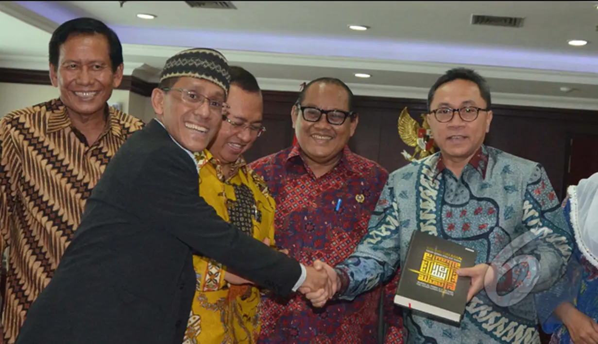 Ketua MPR RI Zulkifli Hasan (kanan) menerima buku Tafsir ilmiah Salman dari Anggota  Ikatan Cendekiawan Muslim Indonesia (ICMI) Profesor Salim), Jakarta, Selasa (3/2/2015). (Liputan6.com/Andrian M Tunay)  