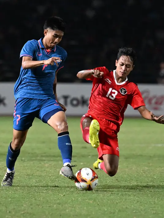 <p>Thailand meruntuhkan keunggulan dua gol Indonesia dan memaksakan skor imbang 2-2 di detik akhir.(Photo by MOHD RASFAN / AFP)</p>
