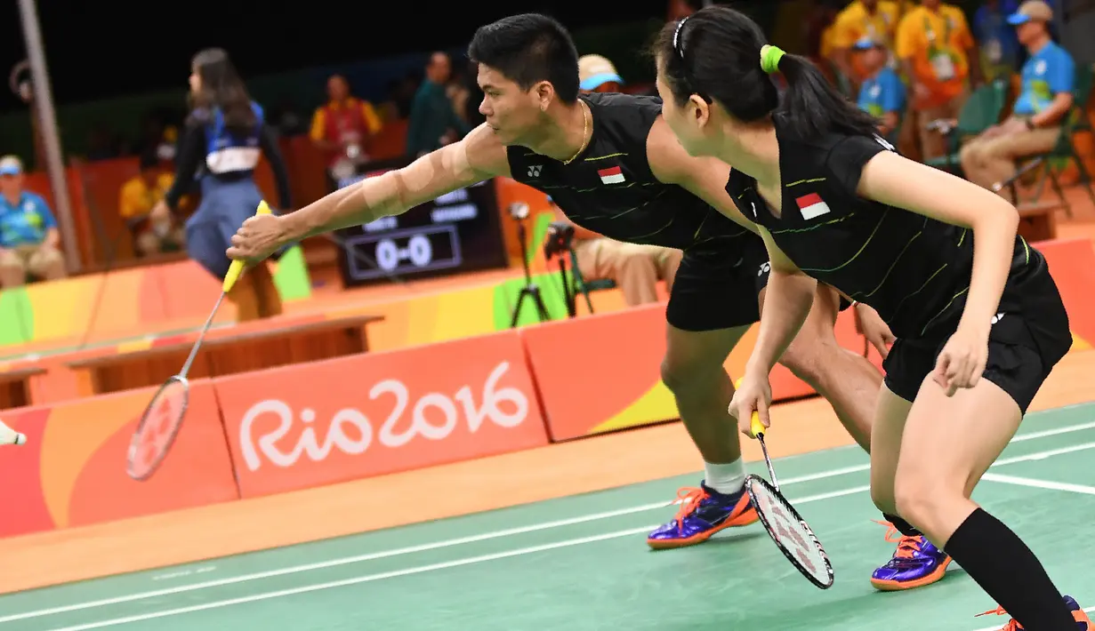 Pasangan Indonesia, Praveen Jordan/Debby Susanto saat beraksi di laga perdana Grup A cabang bulu tangkis nomor ganda campuran Olimpiade Rio 2016, Brasil, Kamis (11/8). (AFP PHOTO/Goh Chai Hin)