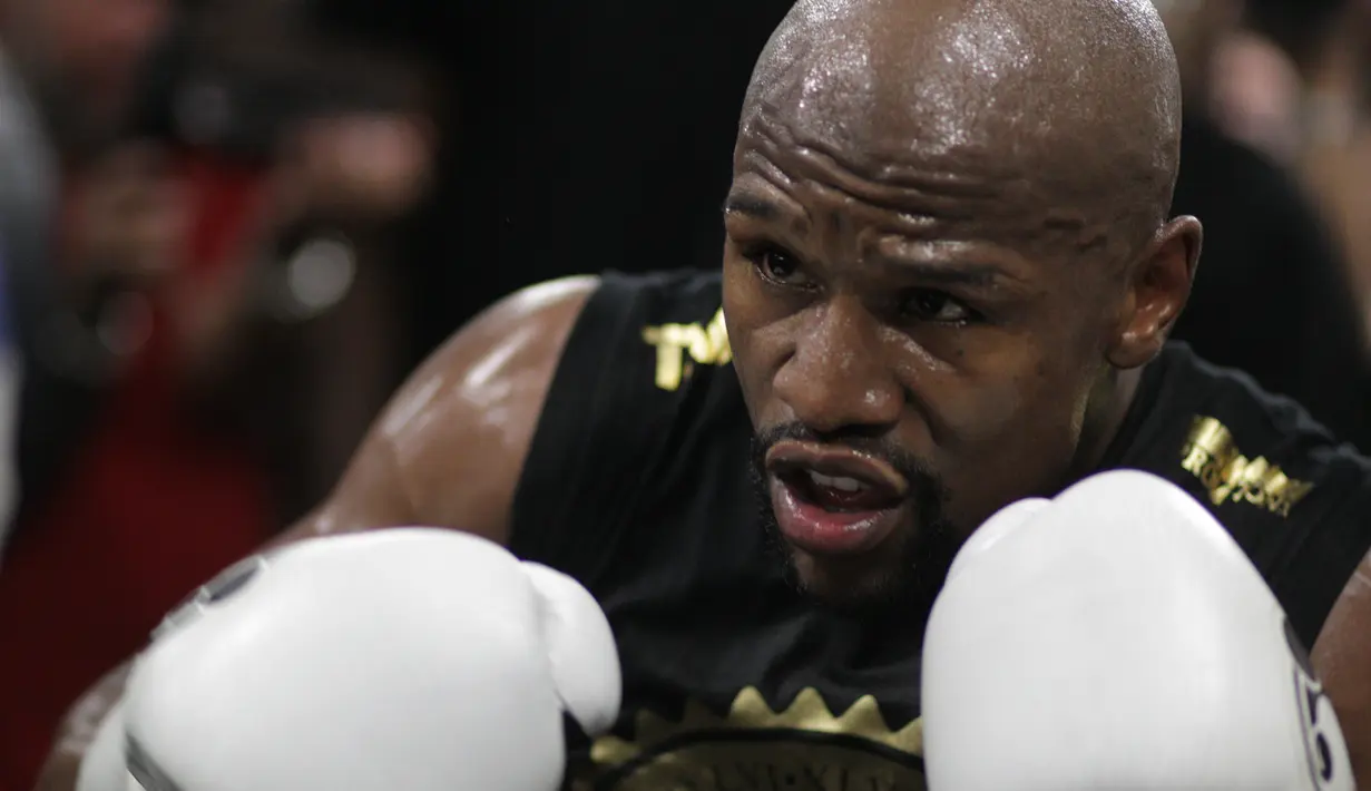 Ekspresi petinju Floyd Mayweather Jr saat melakukan latihan di Mayweather Boxing Club, Las Vegas, Nevada (10/8). Mayweather akan bertanding melawan atlet MMA sekaligus juara UFC Connor Mcgregor pada 26 Agustus mendatang. (AFP Photo/John Gurzinski)