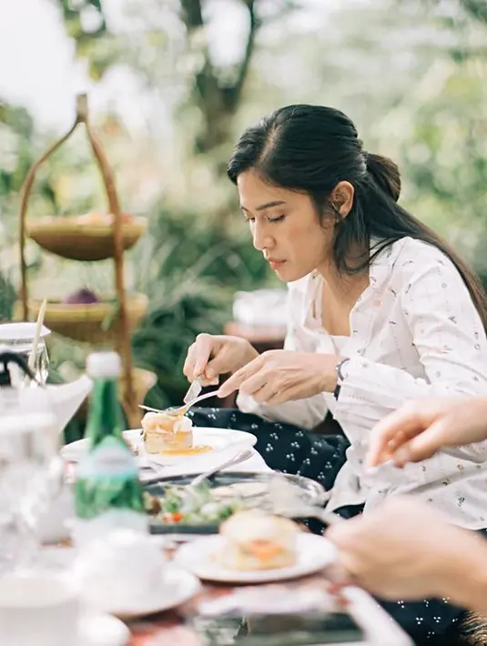 <p>Meski tengah menikmati piknik dengan lesehan, menu makanannya pun ala restoran. Banyak netizen pun memuji penampilan Dian Sastro yang menawan dengan gaya busana bak kebaya berwarna putih tersebut. Selain itu banyak yang salut dengan rumah tangganya yang selalu terlihat harmonis dan kompak. (Liputan6.com/IG/@therealdisastr)</p>