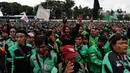 Pengemudi ojek online (ojol) menggelar demonstrasi di depan Gedung DPR/MPR, Senayan, Jakarta, Jumat (28/2/2020). Aksi demo ratusan sopir ojek online dipicu karena ada usulan anggota DPR yang ingin ojek online tidak mengangkut penumpang, melainkan hanya mengangkut barang. (Liputan6.com/Johan Tallo)