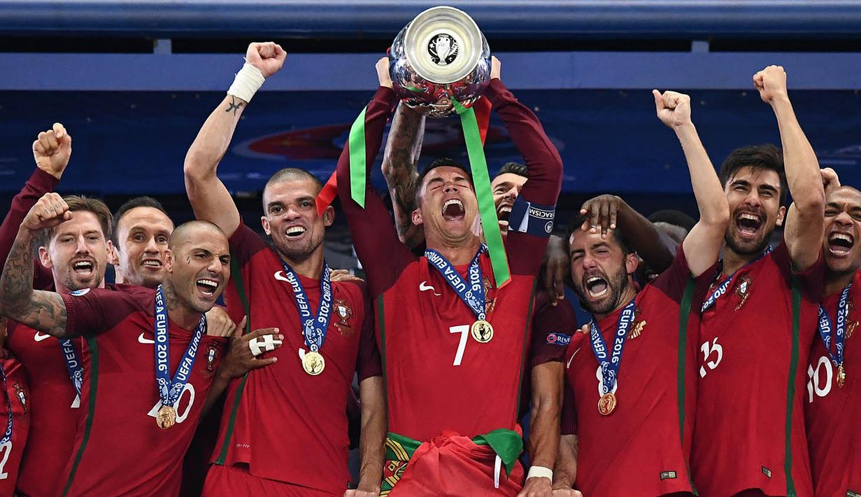 Bintang Portugal, Cristiano Ronaldo, mengangkat trofi Piala Eropa 2016 usai menaklukkan Prancis 1-0 pada laga final. (AFP/Franck Fife)