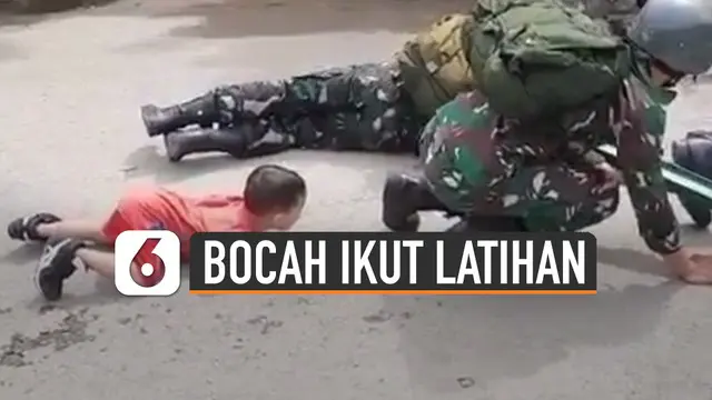Aksi tidak terduga dilakukan oleh seorang bocah laki-laki ini ketika menirukan pasukan militer TNI yang sedang latihan.
