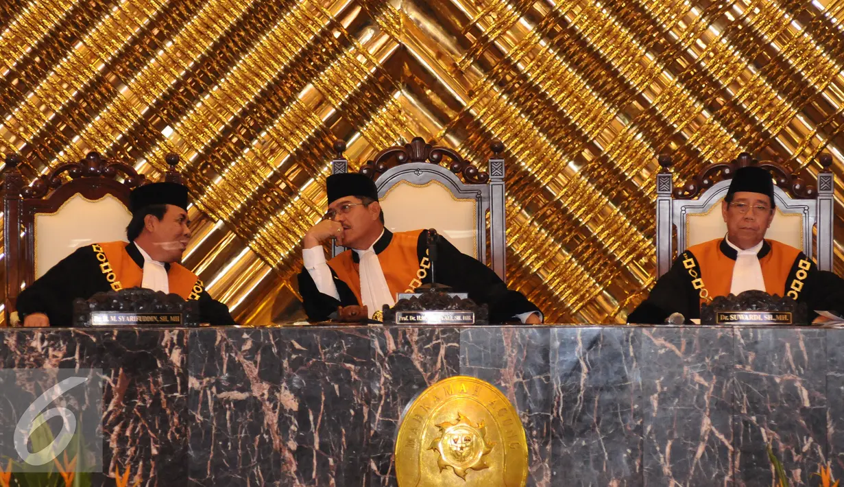Ketua Mahkamah Agung, Hatta Ali (tengah) berbincang saat memimpin sidang paripurna pemilihan Ketua MA periode 2017-2022 di Jakarta, Selasa (14/2). Hatta Ali kembali memimpin MA setelah dipilih 38 dari 47 Hakim Agung. (Liputan6.com/Helmi Fithriansyah)