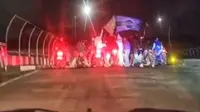 Bikin Resah, Konvoi Sekelompok Orang Bawa Sajam Blokade Jalur Sukabumi dan Gesek Senjata ke Aspal