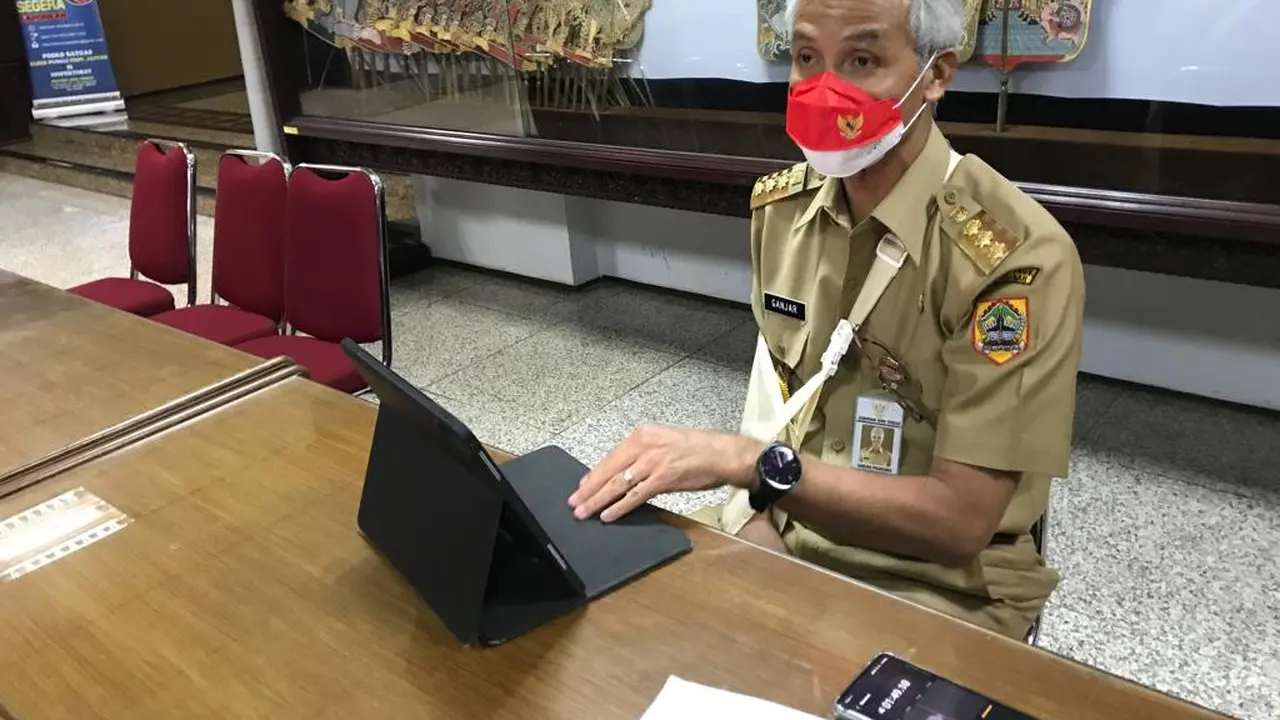 Foto Gubernur Jawa Tengah, Ganjar Pranowo usai mengikut rapat Penangganan covid  19 di Jawa tengah