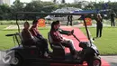 Pemenang program Cup for Worker Mi Cup ABC Nove Mianti Chandra (kanan) saat akan menaiki helikopter di Jakarta, Jumat (03/6). Liputan6.com/Angga Yuniar)